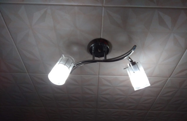 Почему моргает светодиодная лампочка при выключенном свете