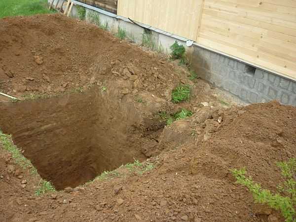 Чтобы исследовать грунт под фудамент самостоятельно, нужно будет копать подобные шурфы на глубину порядка 2,5 метров