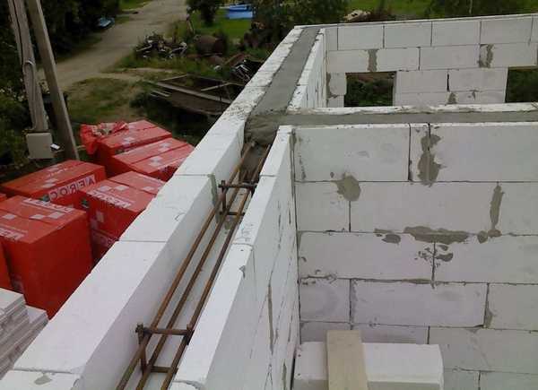 Пример устройства армирующего пояса при строительстве дома из пеноблоков