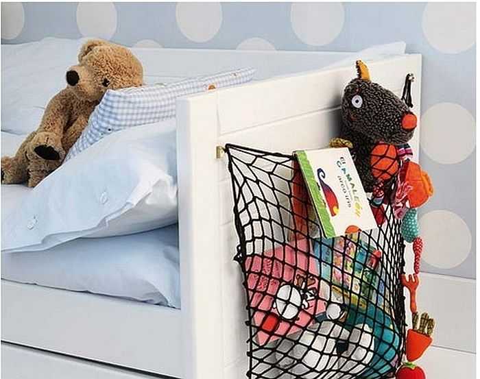 Любимые игрушки могут хранится в сетке на спинке кровати