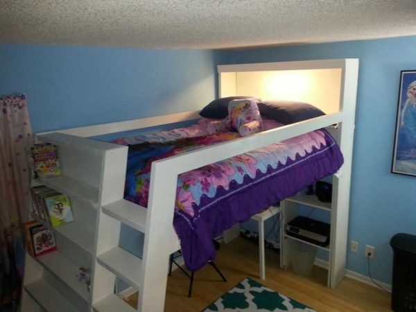 У этой кровати сделано широкое спальное место наверху, а полки находятся под ним