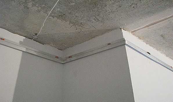 Крепить багет нужно на ровные стены, отступив 4-5 см от основного потолка