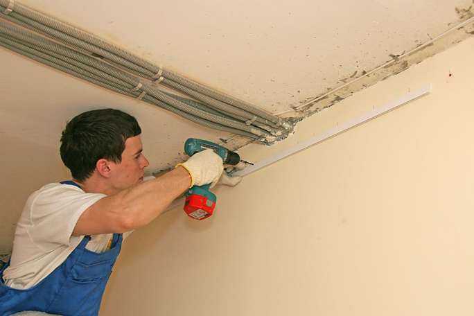 Монтируют потолки после того, как сделаны все пыльные работы, на ровные стены
