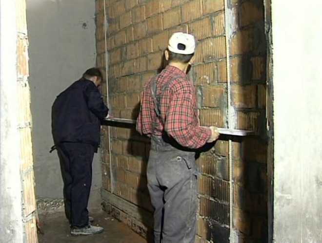 Установка маяков на стены или под стяжку не требует сложных инструментов