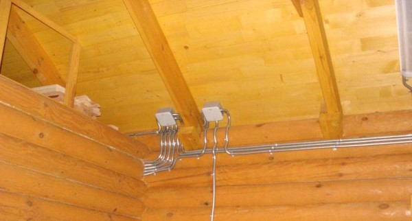 Проводка в деревянном доме своими руками: Прокладка кабеля в гофрированном металлическом шланге (металлорукаве) намного удобнее и требует меньших затрат времени и денег