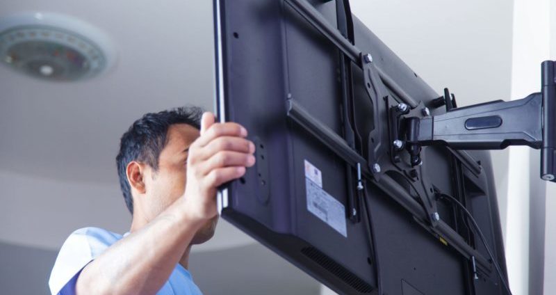Как установить телевизор на стену