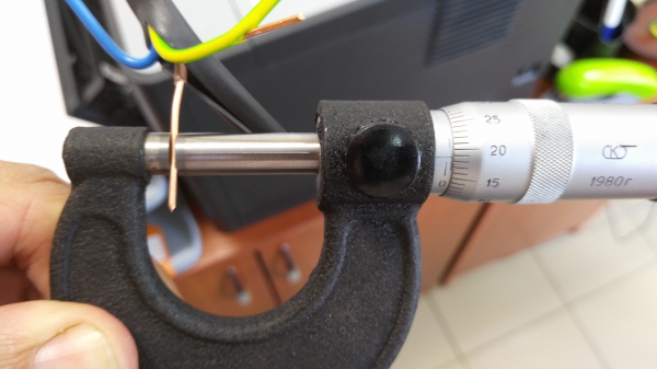 Как измерить диаметр провода микрометром