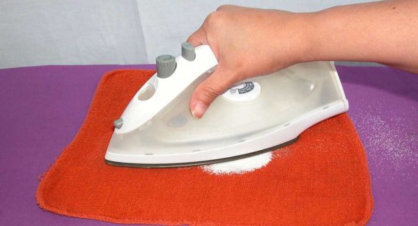 Методика чистки - елозим утюгом по кучке соды или соли 